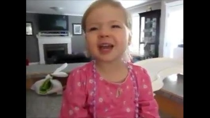 Две годишно момиченце пее песен на Адел!!!