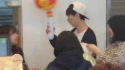 Eunhyuk се закача и играе с играчка дадена му от фен 140408 Tlj(super junior)