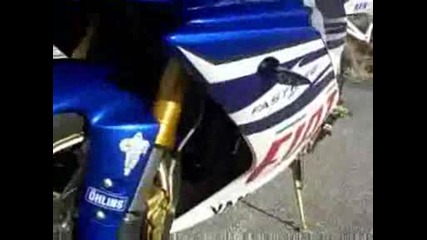 Yamaha R1 2008 реплика на мотора на Valentino Rossi (мечтата ми :d)