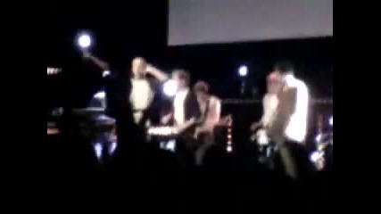 One Direction - Live While We're Young (showcase in Paris 03.11.12)