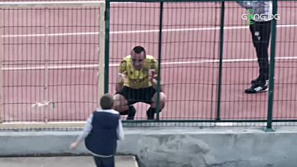 Генев отпразнува гола срещу Хебър заедно със сина си