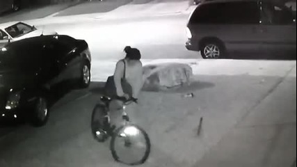 Жена нагло краде колело