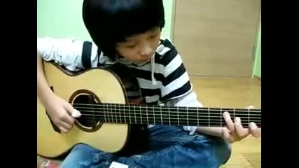 Дете свири много добре на китара 