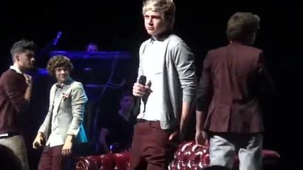 One Direction отговарят на въпроси в Tуитър на Beacon Theatre, Nyc