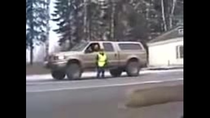 Малък полицай vs Голям джип