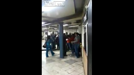Ченгета бият цивилни в метрото.