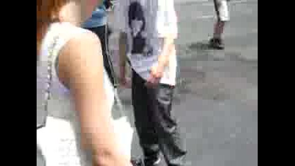 Момче Си Завързва Обувката Без Ръце