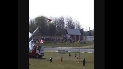 Британски каскадьор загина пред очите на стотици зрители,scott May stunt show Human Cannon ball