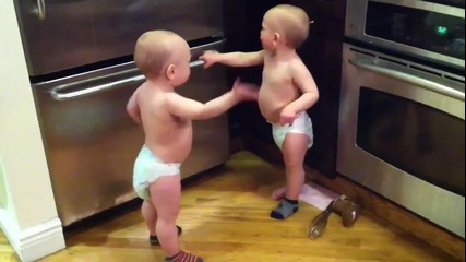 Бебета се карат на бебешки (много смях)