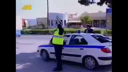 Моторист си прави бъзик с полицай