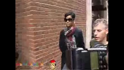 Rihanna In London , Раздава афтографи