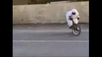 Арабин прави дрифт с колело 