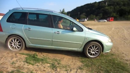 Peugeot - 307 sw буксува в пясъка на българското черноморие.