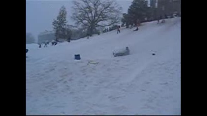 Студенти се радват на първия сняг от 14 години насам