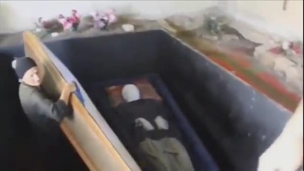 Майка държи тялото на починалия си син в алкохол 18 години