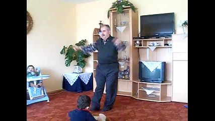 Дядо танцува като робот - смях