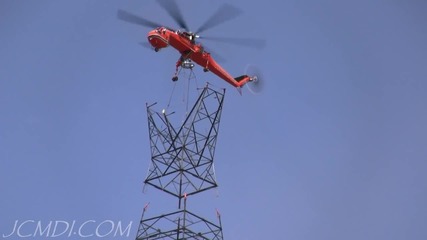 Хеликоптер пренася части от електрически стълб