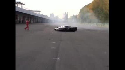 Лудак Пали Гумите На Ferrari Fxx Evo