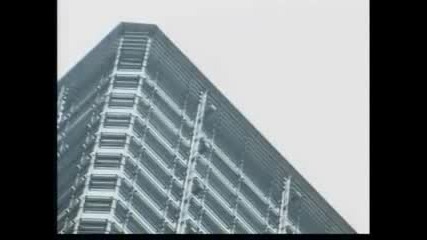 - Човек Изкачва Невероятно Висок Японски Небостъргач 