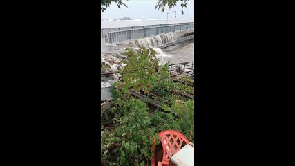 НАВОДНЕНИЯ ПО ЧЕРНОМОРИЕТО: Отнесени улици, коли под вода и паднали дървета