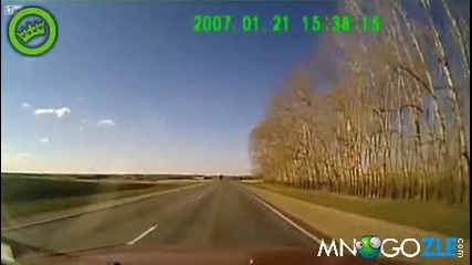 Гума от тир влиза в кола