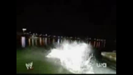 John Cena Хвърля Ostrieto Във Водата.3gp