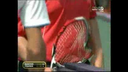 Федерер размазва ракетата си,  след поредния пропуск - Miami Masters 2009