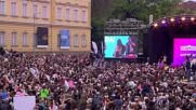 "Фред, работи с мен": Към кого е отправено специалното послание, което DARA изписа на плакат
