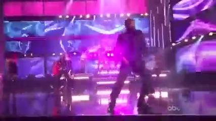 Usher - Dj Got Us Fallin in Love ( Ama 2010 ) 