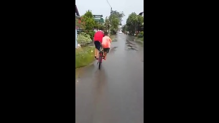 Когато едно колело не стига да се кара от двама ,става така