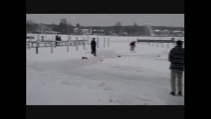 коли играчки дрифтират на сняг (rc models)