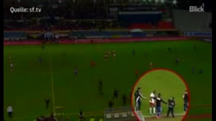 Луд вратар удря играч на Сион след загуба