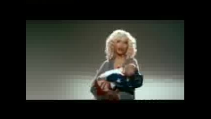 Christina Aguilera Приспива Бебчето Си