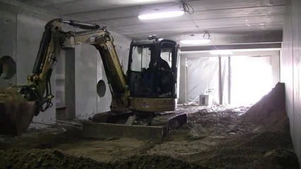 Cat 305c Cr копае в сграда 