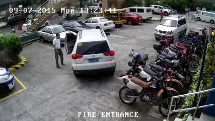 Лудак помага на приятеля си да паркира