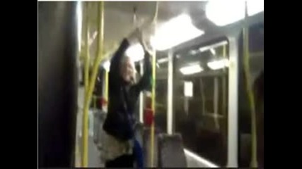 Момичета се забавляват във влак :d