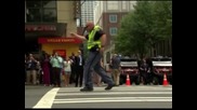 Танцуващи полицаи управляват трафика в американския град Шарлът