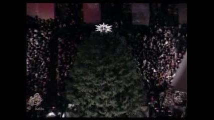 Jessica Simpson - I Saw Mommy Kissing Santa Claus( Live Rockefeller 30.11.2004) 
