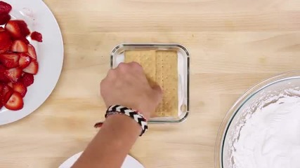 Как се прави бърза, лесна и вкусна торта от ягоди и бисквити