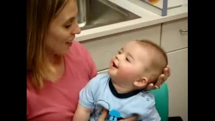 8-месечно глухо бебе реагира на инсталиран слухов апарат