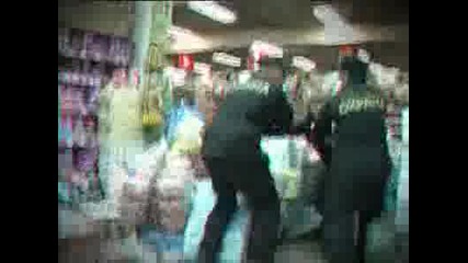 Хора си правят шоу в супермаркет