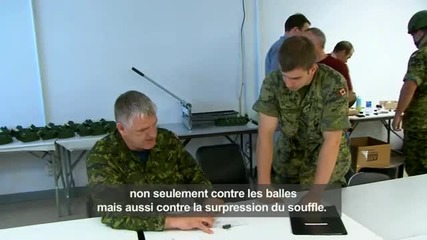Войници тестват нова каска.