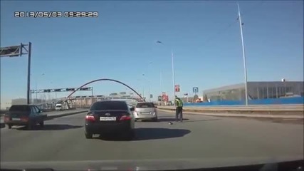 Автомобил бута полицай, който се опитва да го спре за проверка