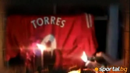 феновете на Liverpool горят фанелки на Fernando Torres 