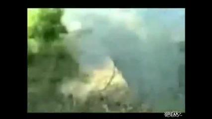 Момче си разбива топките - много смях 
