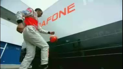 Lewis Hamilton - Показва футболните си умения 