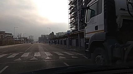 Бетонобъркачка закрива пешеходци на пътека!