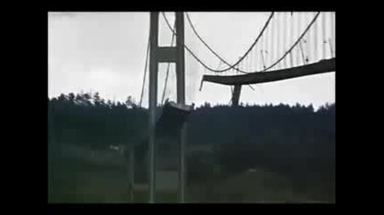 Изумителни кадри! Мост се люлее като люлка и след това пада! 