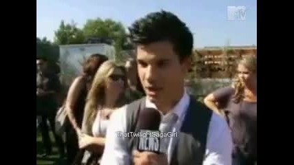 Taylor Lautner Introduces the New Moon Wolf Pack