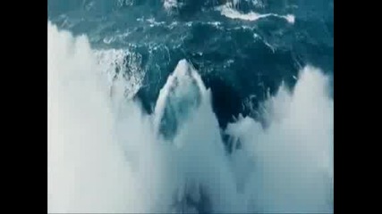 Гигантски вълни подмятат кораб в океана ! 